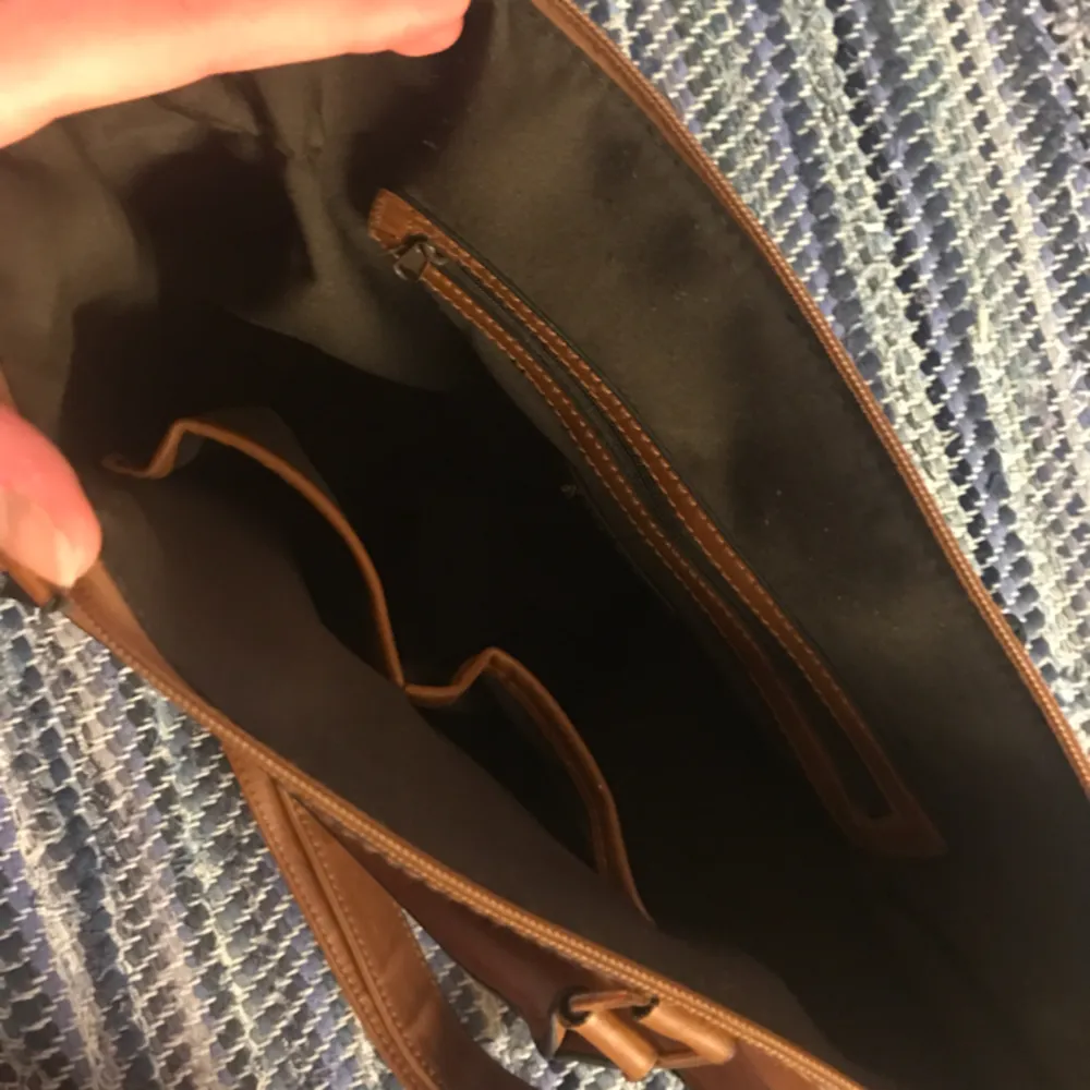 Brun, cute, mellanstor handväska från H&M med fina detaljer och flera fack 👜 Väskan är i bra skick och säljs då den används alldeles för lite. Frakt ingår 😊. Väskor.