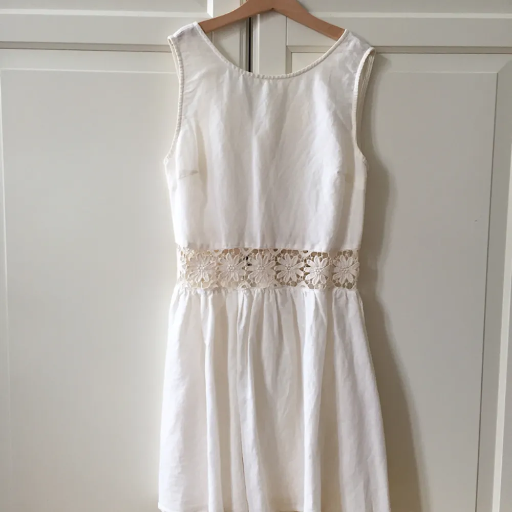 Superfin vit klänning i linnetyg med söt broderad detalj runt midjan 🌼 Klänningen är från det Australiensiska märket Princess Polly. . Klänningar.