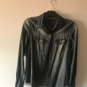  - Grå jeansskjorta i S, men passar även XS. Knappt använd. Tar självklart Swish!
