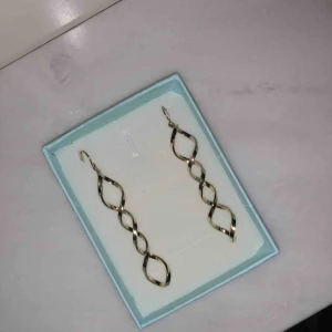  - Säljer helt oanvända superfina örhängen, färgen guld och är ungefär 6 cm långa! Eventuell frakt tillkommer!