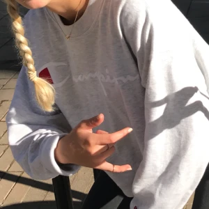  - Champion sweatshirt/tröja från weekday, köpt för 900. Passar både S och M. Pris kan diskuteras. Köparen betalar frakt 60 kronor.