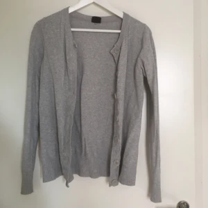  - Ljusgrå kofta från Cubus. Endast använd ett fåtal ggr
