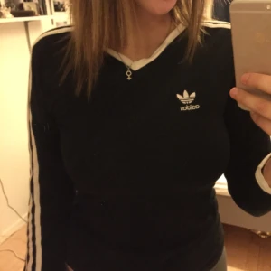  - Adidas tröja, köpt på secondhand. Den ligger mest i min garderob och kommer aldrig till användning tyvärr så känner att någon annan förtjänar den bättre.  Fraktar om du står för frakten. Möts upp i karlskrona annars 😝