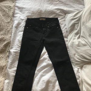  - Flitigt använda svarta jeans från gina tricot. Storlek 25 och längd 30. Modell kristen 