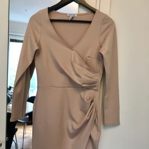  - Ljusrosa klänning från NLY. Väldigt välkänd. Ser helt ny ut