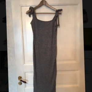  - Klänning från H&M, divided.  Sparsamt använd med justerbara knytband och slits i bak. 