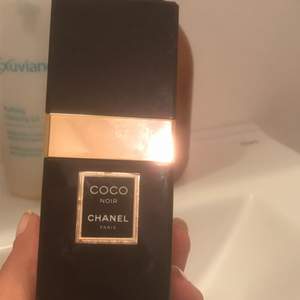 Chanel Coco Noir, Eau De Parfum, 35ml. Minst häften kvar av innehållet. Nypris 1015kr på nätet.  Priset är ink frakt ! 