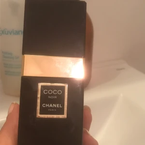  - Chanel Coco Noir, Eau De Parfum, 35ml. Minst häften kvar av innehållet. Nypris 1015kr på nätet.  Priset är ink frakt ! 