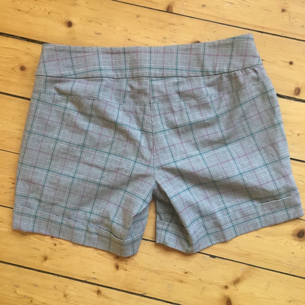 Knappt använda söta gråa shorts med vita, gröna och rosa färger. ☀️. Shorts.