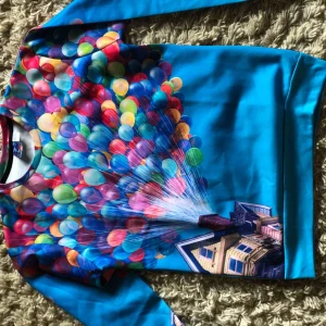  - Tröja från Serpent Urban Clothing med temat från filmen Upp. Aldrig använd