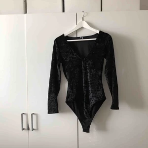  - Snygg sammetsbody från Urban Outfitters. Framhäver en snygg klyfta. 
