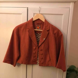  - Midjekort kavaj från Hugo Boss i trendigt kopparröd. Snygg till höga jeans. Sällan använd. 