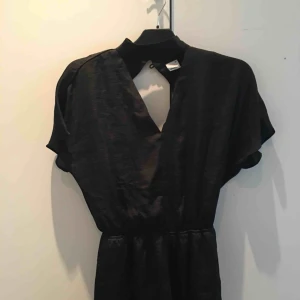  - Playsuit från GinaTricot, aldrig använt! Köparen står för frakt :) 