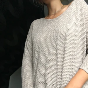  - Beige stickad tröja från pull&bear! För fler bilder/ mer info skriv i DM. Fraktar endast och betalning via swisch📲
