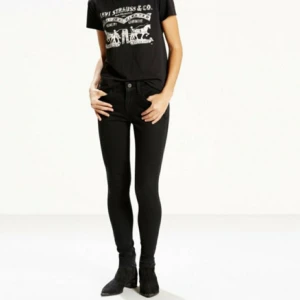  - Levi’s 353 strl. W26 L30. Ganska tajt i modellen men sitter riktigt snyggt. Använda men i fint skick:) Finns i Hudiksvall men kan skickas mot fraktkostnad.