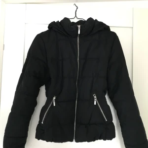  - Formsydd höst-och vinterjacka från H&M. Fint skick.