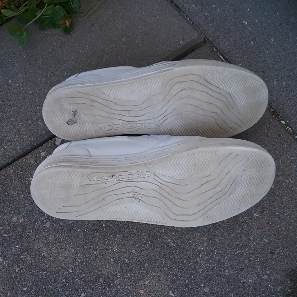 Fräscha loafers i läder från Vagabond, den perfekta allroundskon i sommar och höst! Slitaget är obefintligt, se bild tre för sula.. Skor.