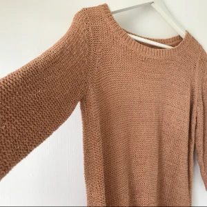  - Mysig stickad tröja i rostfärg i storlek M, mycket fint skick.