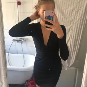  - Svart klänning från bikbok i skönt material. Säljer för att den är för liten för mig. Använd en gång.