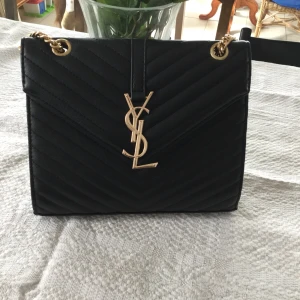  - Väldigt fin oäkta Ysl väska som använd försiktigt, har många väskor behöver sälja av några jag inte använder så därav blir det denna som får hitta en annan ägare... köparen betalar frakt .. 