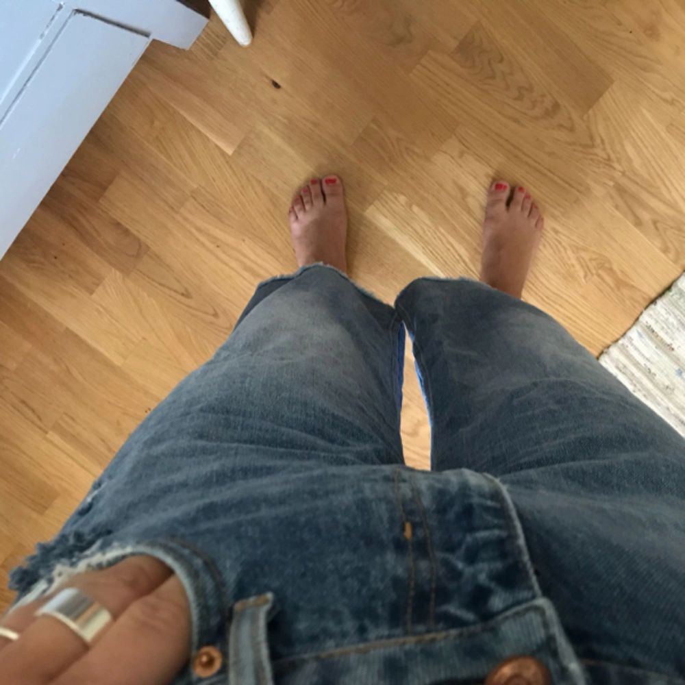 Snygga jeans från zara, tighta upptill och nertill är de utsvängda. Använda 2 gånger, köparen står för frakt!. Jeans & Byxor.