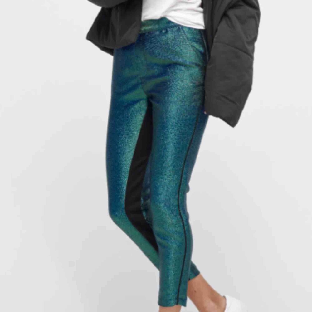 Gerlinde pants från custommade. Glitterbyxa utan stretch. Använda en-två ggr så perfekt skick!. Jeans & Byxor.