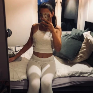  - Superfint vitt set!! Tighta byxor / leggings och croptop någon väldigt liten fläck på ena benet (Bild 2) Därav pris! 