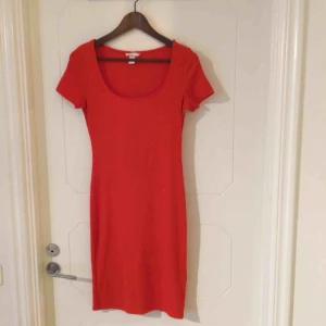  - Snyggt åtsittande klänning från H&M som slutar strax ovanför knäna. Använd en gång. Möts gärna upp i Göteborg, frakt ingår ej. 