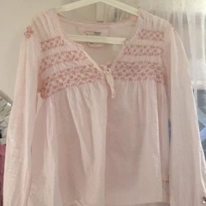  - Säljer min odd Molly blus då jag inte använt den och det inte är min stil storlek 2 motsvarar M har jag för mig om 