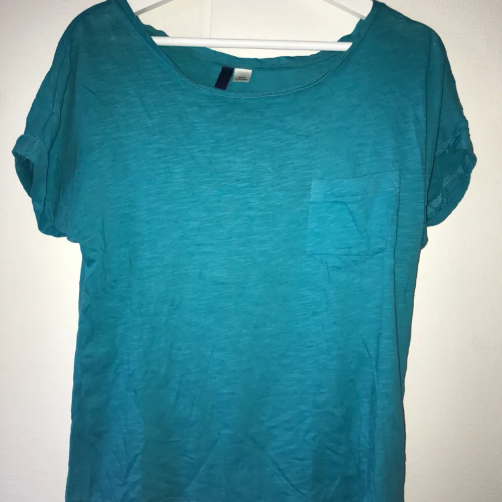 Basic t-shirt i fin turkos färg med bröstficka😍 Sparsamt använd!. T-shirts.