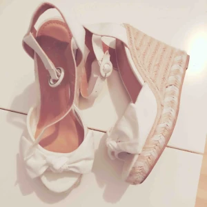  - Skor använd bara en gång.                                         1: Vit hm storlek 38 koster 150kr.                               /2: Blå zara storlek 36 koster 100 kr 