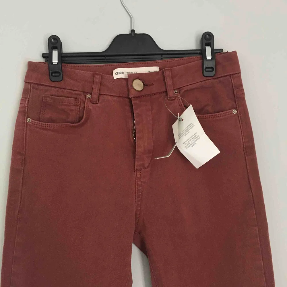 Helt nya burgundy färgade bootcut jeans från Asos i storleken 26/32, skulle säga att det passar en s. . Jeans & Byxor.