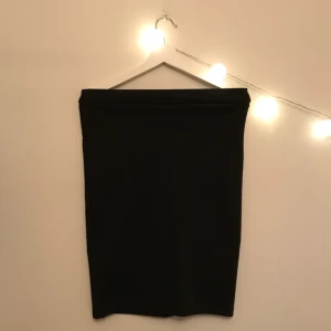  - ❗️Frakt inräknat i priset❗️ Kjol från Jacqueline de yong, vet ej vart den är köpt. Kjolen är i väldigt gott skick.  Passformen är kroppsnära, då det är en bodyconkjol. Kjolen slutar lite under knäna på mig som är 167