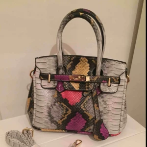  - Handväska ej skinn med innerficka och axelrem