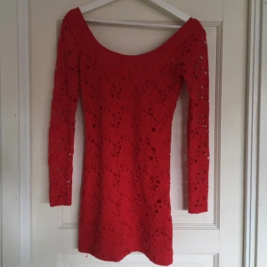  - Skitsnygg tajt klänning från Gina Tricot! Använd, men för länge sen. Sen är väldigt stretchig och går en bit under rumpan på mig som är 168 cm.  Bjuder på frakten 🌸