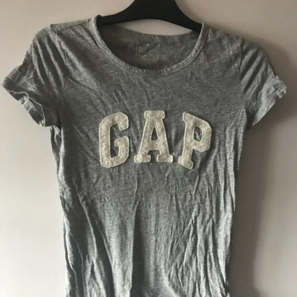 Ljusgrå t-shirt från GAP. XS men sitter fint på mig som oftast är S. Så gott som ny. Pris kan diskuteras, tar Swish!. T-shirts.