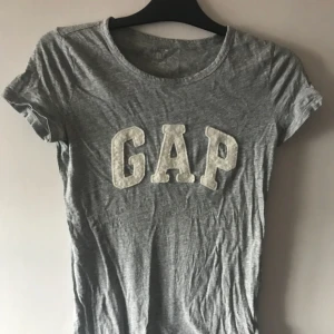  - Ljusgrå t-shirt från GAP. XS men sitter fint på mig som oftast är S. Så gott som ny. Pris kan diskuteras, tar Swish!