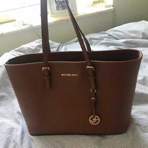  - Michael Kors jetset väska. ÄKTA, superfint skick och sparsamt använd. Brun/guld. Köpt i London för över 3000 kr för något år sedan. 