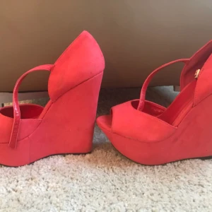  - Snygga röda kilklackar från Nelly, underbara till sommaren. Endast använda ett par gånger.