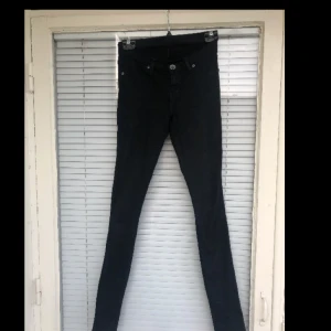  - Helt oanvända Dr denim jeans säljes i strl: S. Nypris 499kr. 