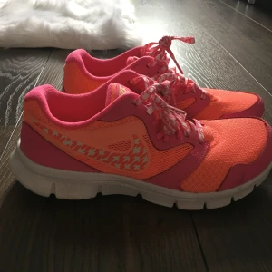  - Knappt använda Nike skor. Lätta promenadskor! Lite små i storleken som Nike brukar vara. 