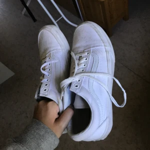  - vita oldskool vans, säljes pga används ej! bra skick utöver skosnöre som är trasig så skickar utan!  original pris 749kr  betalning sker via swish, 300 kr där frakt ingår i priset! 