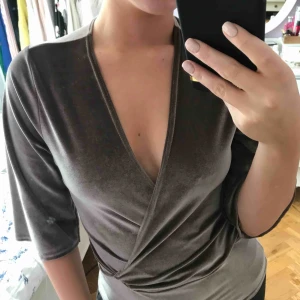  - Skitsnygg velvet body från Nelly, använd en gång, frakt tillkommer. Skriv gärna om du har frågor eller vill ha fler bilder! 🌸