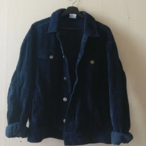  - Mörkblå Manchesterjacka som sitter så himla himla snyggt, köpt från Urban outfitters för 800