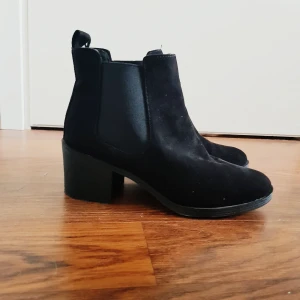  - Helt nya svarta stövlar som jag aldrig använt! 🌼 