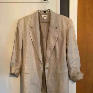  - Beige linnekavaj, herrmodell. Inköpt second hand, aldrig använd av mig. Mycket fint skick. Möts upp i Sthlm eller skickar mot fraktkostnad.