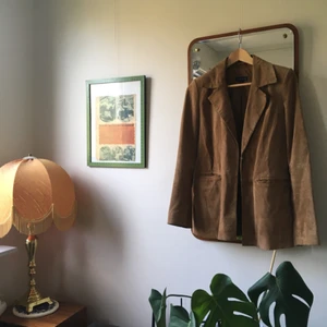  - Assnygg oanvänd mockajacka i 70talsstil! Frakt tillkommer om möte i Sthlm ej bestäms. 