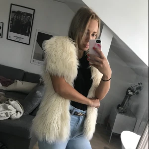  - Väst i fejkpäls från Gina Tricot. Fluffig och mysig och bra att matcha med jackor 😊🌸