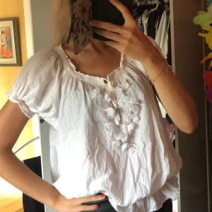  - Underbart söt blus 🌸 använd max 2-3ggr. Fint skick! Vackra detaljer framtill.