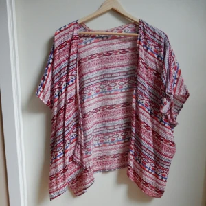  - Mönstrad kimono köpt second hand. Står ingen storlek men skulle säga att det är en M. Jättetunn och fint plagg till sommaren, använd en gång. 